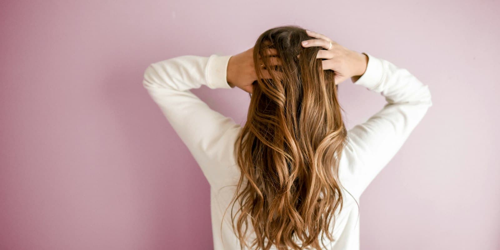 Cabello largo con coloración en tonos castaños