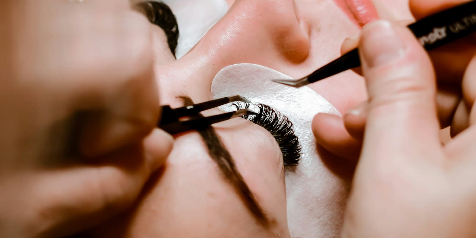 Aplicación de extensiones de pestañas