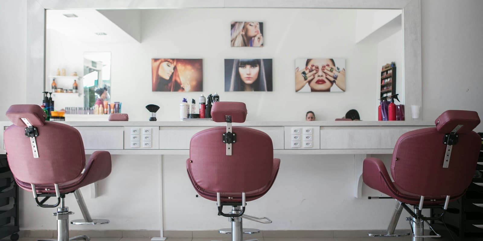Salón de peluquería vacío con sillones